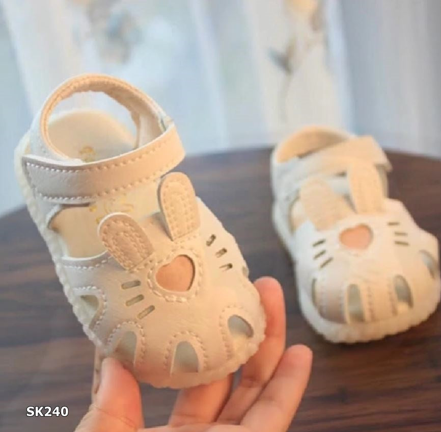 Sandalias para niña con rosas