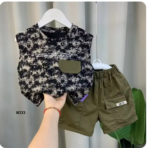 Set urbano para niño estampado en verde militar