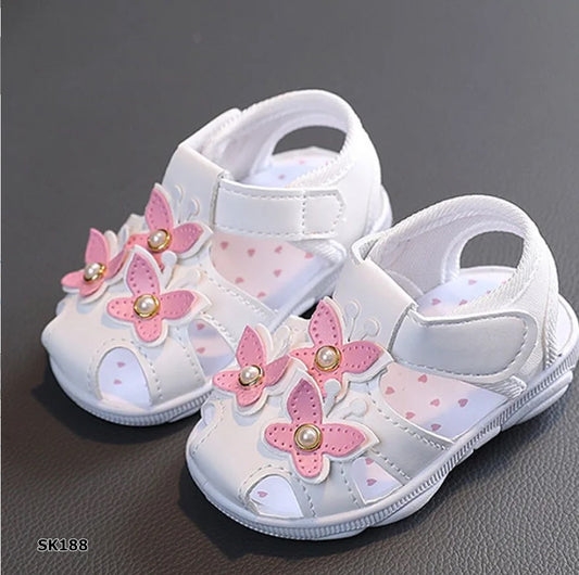 Sandalias blancas con flores rosadas